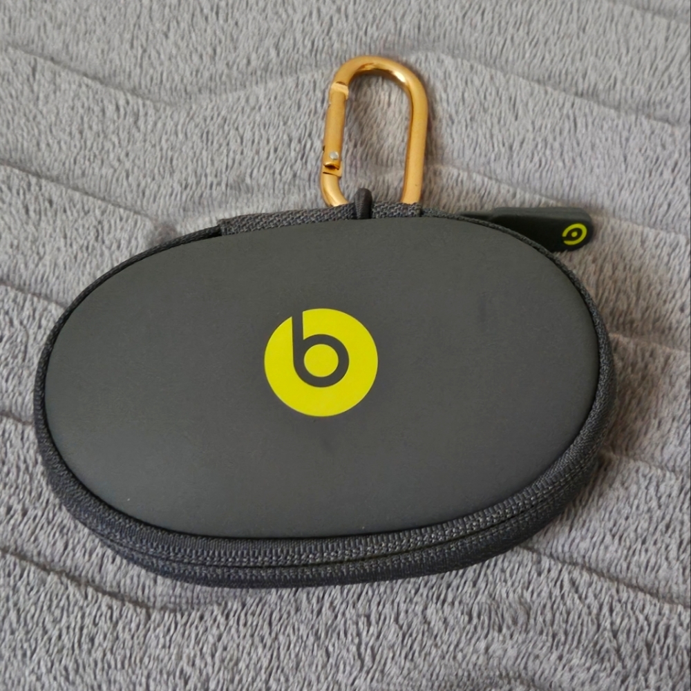 Beats By Dre airpod holder